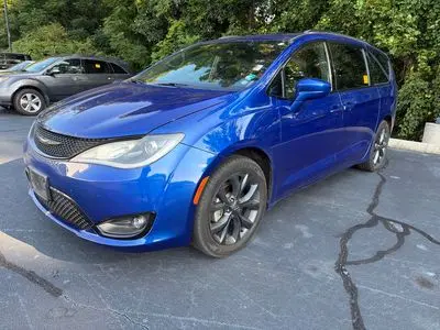 2019 Chrysler Pacifica Touring L Plus photo 3