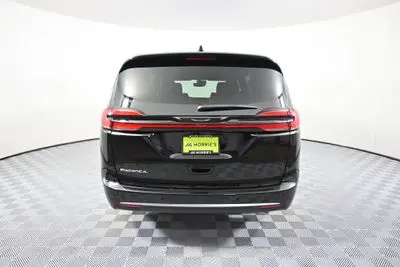 2027 Chrysler Pacifica Select photo 5