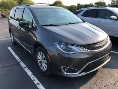 2017 Chrysler Pacifica Touring L photo 3