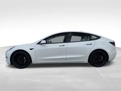 2022 Tesla Model 3 Standard Range Plus photo 5