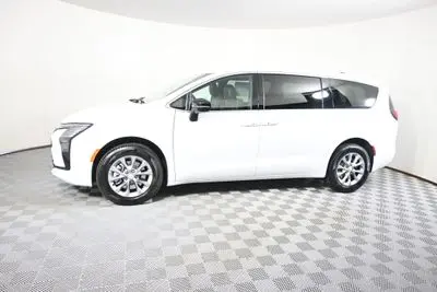 2027 Chrysler Pacifica Select AWD photo 2
