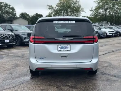 2023 Chrysler Pacifica Touring L photo 4