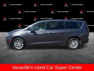 2023 Chrysler Pacifica Touring L photo 2