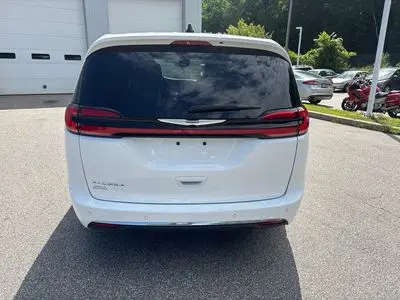 2025 Chrysler Pacifica Select photo 5