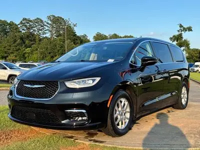 2024 Chrysler Pacifica Touring L photo 3