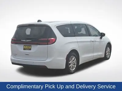 2024 Chrysler Pacifica Touring L photo 3