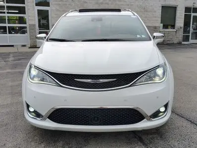 2020 Chrysler Pacifica Limited photo 3