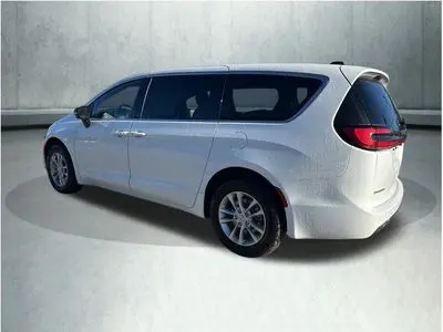 2026 Chrysler Pacifica Select AWD photo 3
