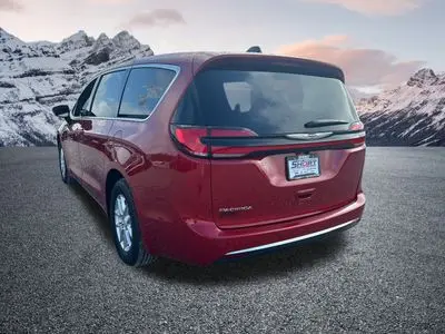 2026 Chrysler Pacifica Select photo 3