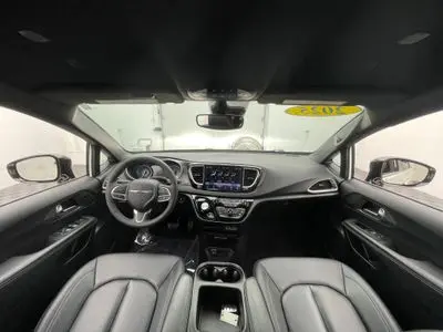 2025 Chrysler Pacifica Select photo 3