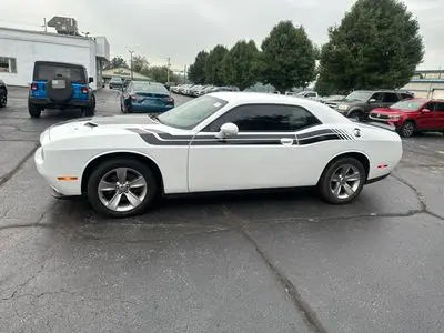 2017 Dodge Challenger SXT photo 4