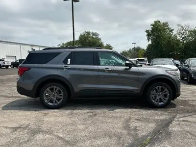 2026 Ford Explorer Active 4WD photo 2