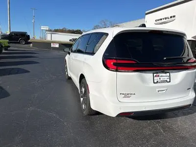 2026 Chrysler Pacifica Select AWD photo 5