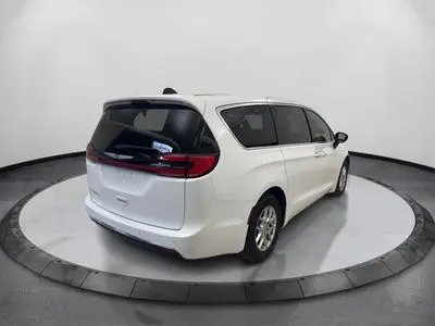 2025 Chrysler Pacifica Select photo 5