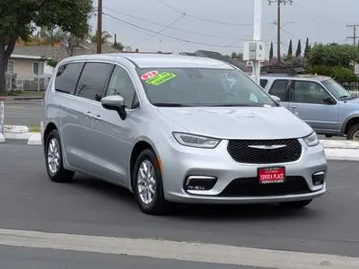 2023 Chrysler Pacifica Touring L photo 3