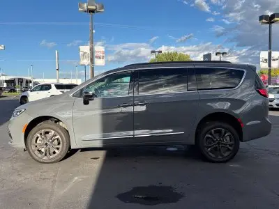 2023 Chrysler Pacifica Limited AWD photo 3
