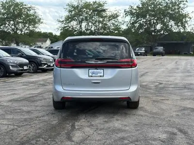 2026 Chrysler Pacifica Select photo 4