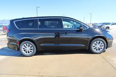 2026 Chrysler Pacifica Limited AWD photo 4