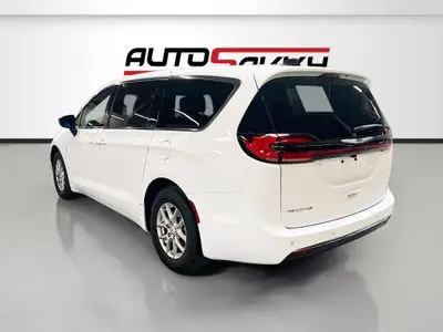 2026 Chrysler Pacifica Select photo 5