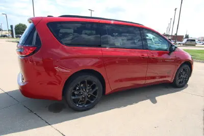 2027 Chrysler Pacifica Select AWD photo 5