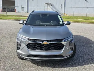 2024 Chevrolet Trax LT photo 2