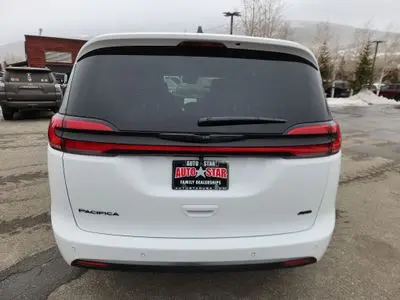 2026 Chrysler Pacifica Select AWD photo 4