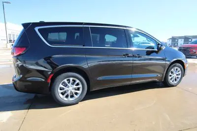 2026 Chrysler Pacifica Limited AWD photo 5