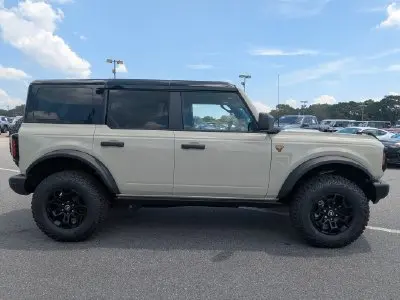2026 Ford Bronco Badlands 4WD photo 2