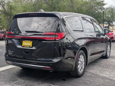 2023 Chrysler Pacifica Touring L photo 5