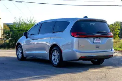 2026 Chrysler Pacifica Select photo 5