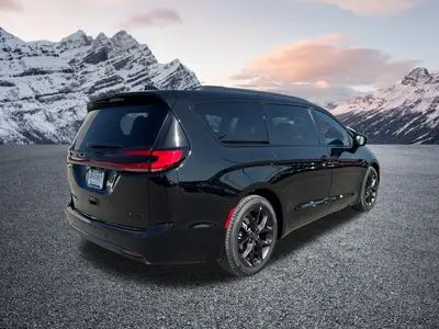 2027 Chrysler Pacifica Limited photo 5