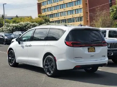 2026 Chrysler Pacifica Limited AWD photo 5