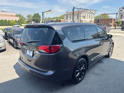 2020 Chrysler Pacifica Touring photo 5