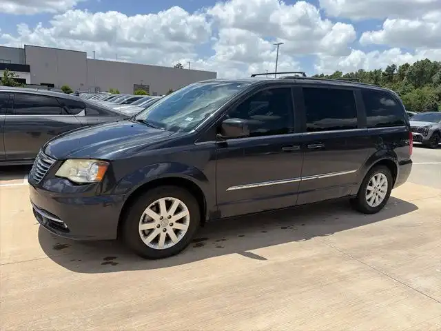 2014 Chrysler Town & Country Touring's photo