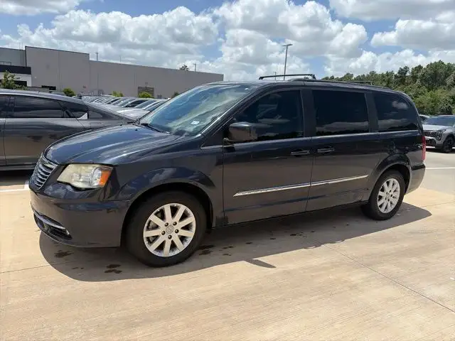 2014 Chrysler Town & Country Touring's photo