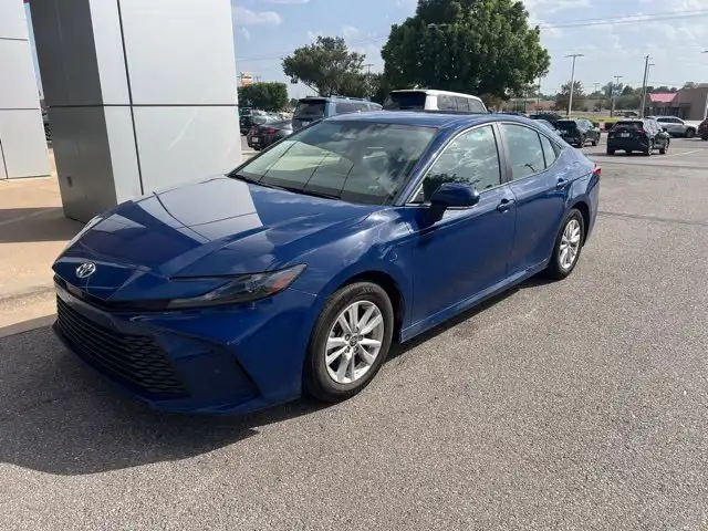 2025 Toyota Camry LE Hybrid's photo