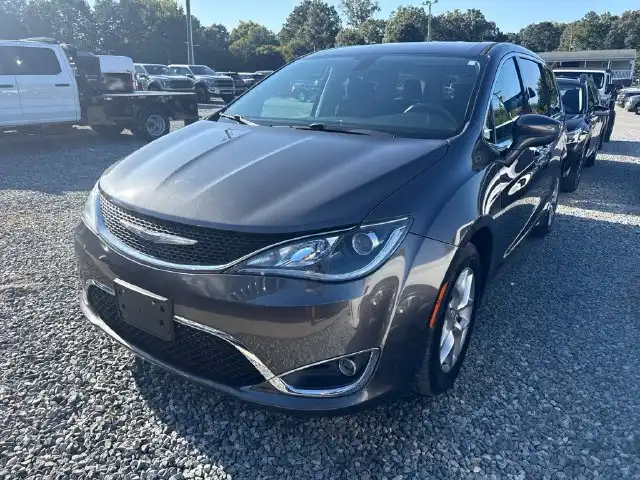 2019 Chrysler Pacifica Touring Plus's photo
