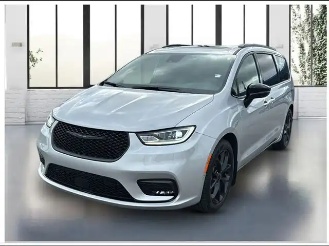 2023 Chrysler Pacifica Limited's photo