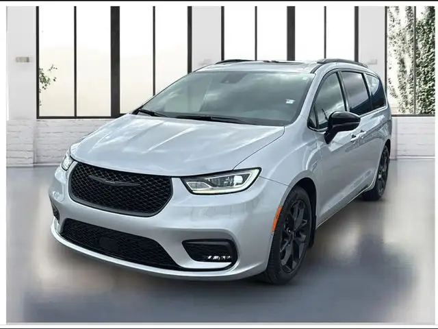 2023 Chrysler Pacifica Limited's photo