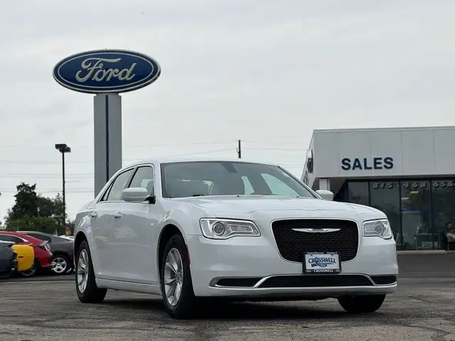 2023 Chrysler 300 Touring's photo