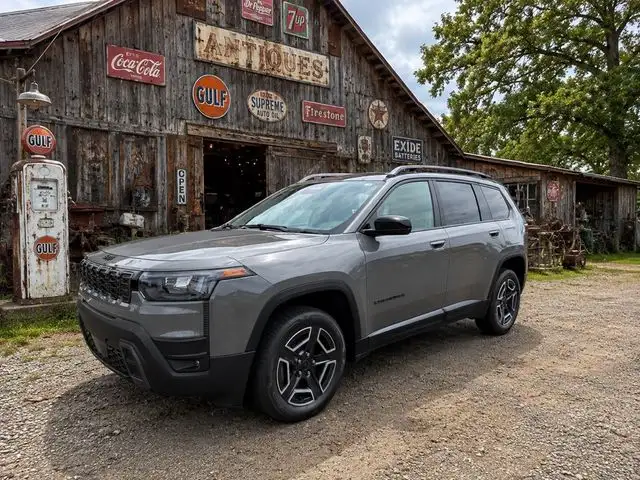 2026 Jeep Cherokee Laredo HEV 4X4's photo