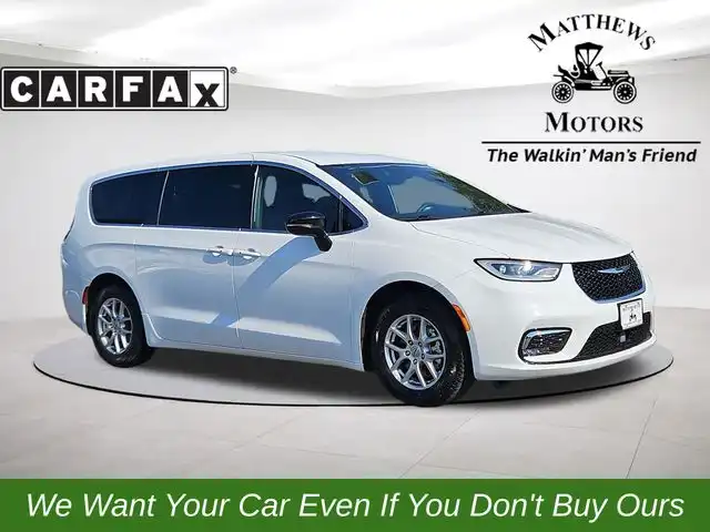 2025 Chrysler Pacifica Select's photo