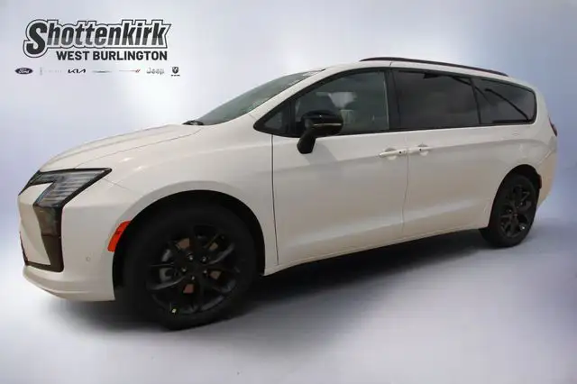 2027 Chrysler Pacifica Limited AWD's photo