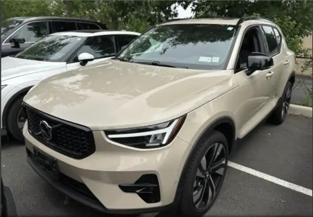 2025 Volvo XC40 B5 Plus Dark AWD's photo
