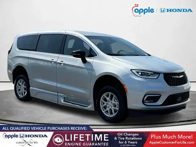 2026 Chrysler Pacifica Select's photo