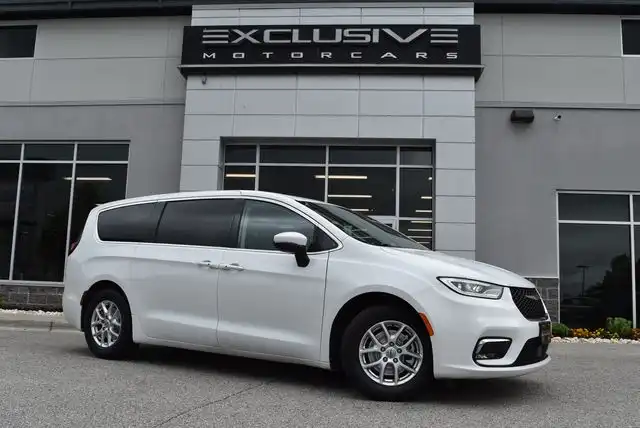 2023 Chrysler Pacifica Touring L's photo