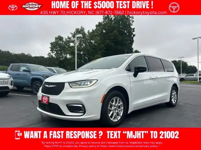 2025 Chrysler Pacifica Select's photo
