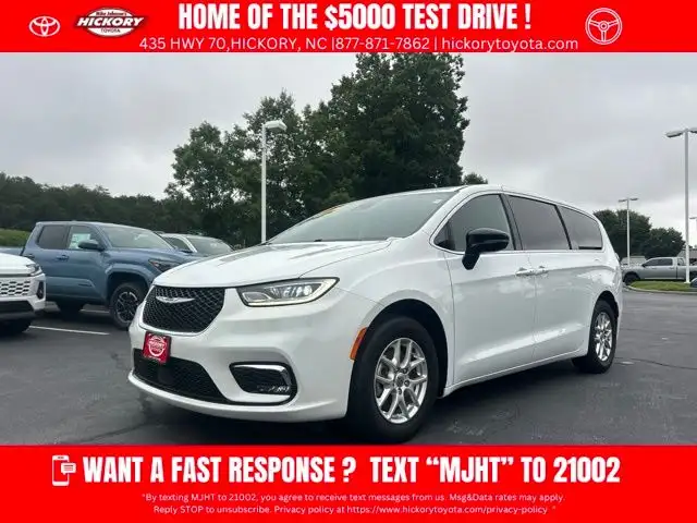 2025 Chrysler Pacifica Select's photo