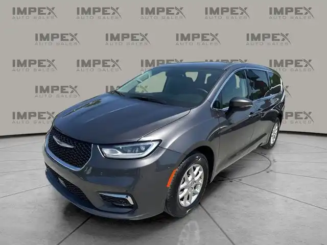 2023 Chrysler Pacifica Touring L's photo
