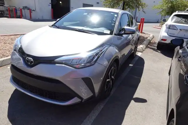 2020 Toyota C-HR XLE's photo